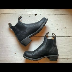 blundstone heeled boot black leather